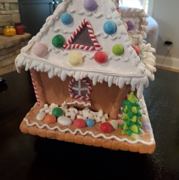 Whimsical Ice Cream Gingerbread House-NWT - Picture 11 of 13